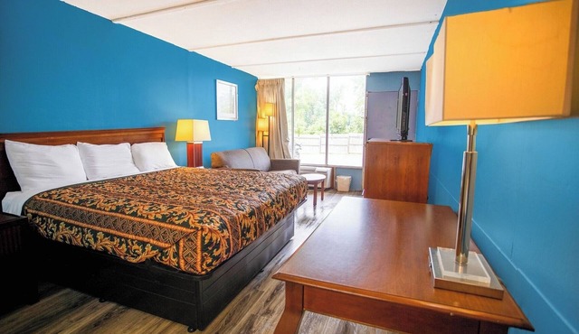 Comfortable Stay with Cozy King Bed + Easy Access to Local Attractions