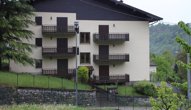 Comfortable three-room apartment with parking in the center of Serina