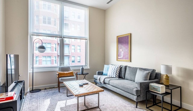 Comfy Penn Quarter 2BR w/Gym, Pool, nr. National Mall, by Blueground