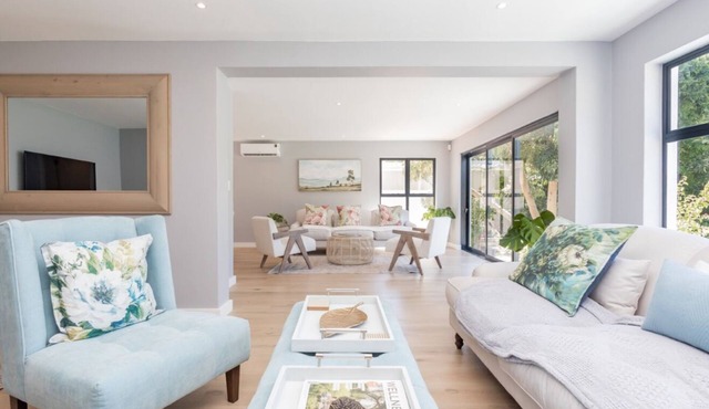 Constantia 4 Bedroom Beautifully Furnished Thatched House