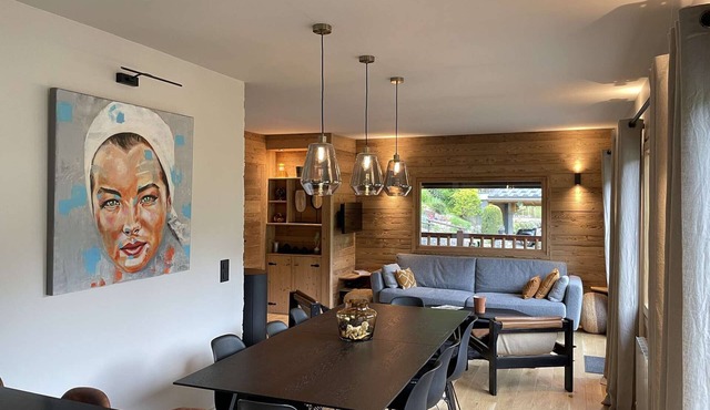 Contemporary chalet for 8, 4 bedrooms, mountain views, parking, near village