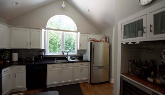 Contemporary Saltbox Hamptone Home 3 bedrooms, New 20x40 Heated Saltwater Pool