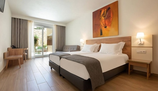 Convenient Location! Kitchen, Outdoor Pool, Pets Allowed, Free Parking!