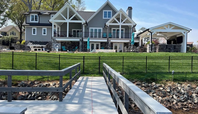Cornelius Lakefront, private pool, spa, game room and outdoor kitchen.