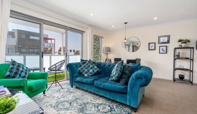 Cosy 2BR Close to Light Rail