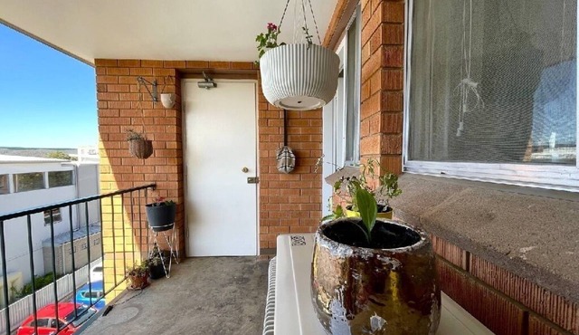 Cosy and retro, top floor with stairs, 2 bedroom apartment with a king bed.