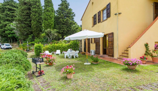 Cosy apartment for 7 people with pool, A/C, WIFI, TV, patio, pets allowed and panoramic view