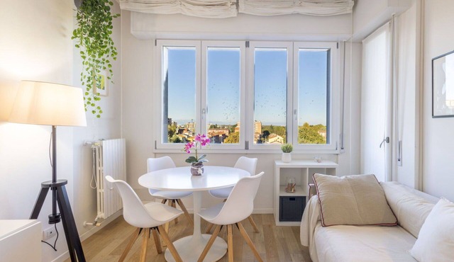 Cosy apartment for 2 guests with WIFI, A/C, TV, balcony and pets allowed