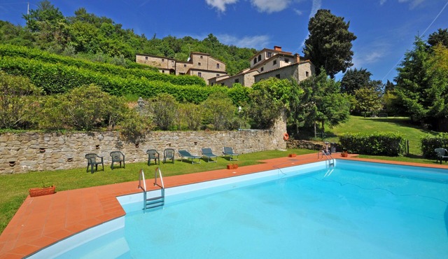 Cosy apartment for 4 guests with pool, WIFI, TV, panoramic view and parking, close to Arezzo