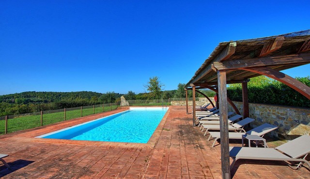 Cosy apartment for 2 guests with pool, A/C, TV and panoramic view, close to Siena