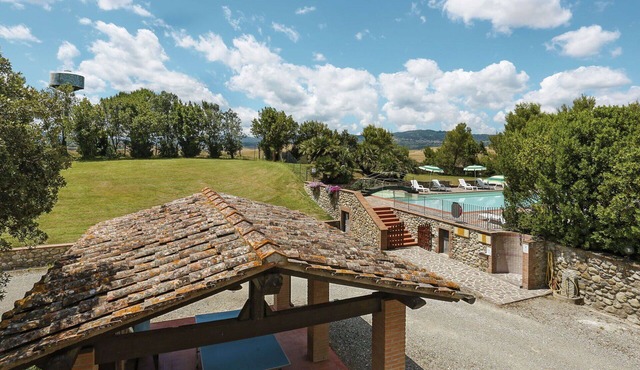 Cosy apartment in villa for 7 guests with WIFI, pool, TV, terrace and pets allowed