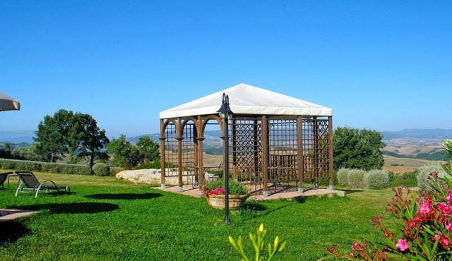 Cosy apartment in villa with pool, A/C, WIFI, TV, terrace and panoramic view, close to San Gimig.