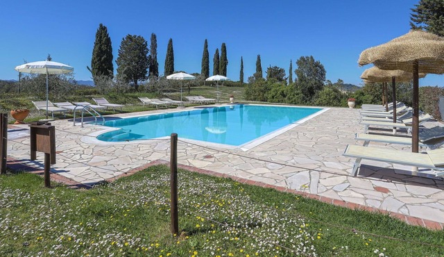 Cosy apartment in villa for 4 people with WIFI, pool, TV, terrace, pets allowed and parking