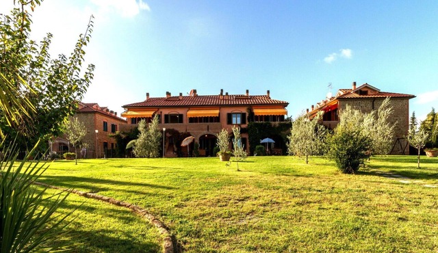 Cosy apartment with pool, A/C, WIFI, TV, patio and panoramic view, close to San Gimignano