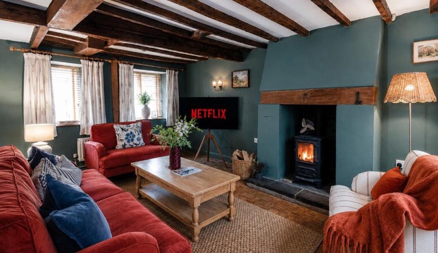 Cosy Cotswolds Cottage with Log Burner, Private Garden, Free Parking, WIFI, near Soho Farmhouse perfect for Families and Business Stays