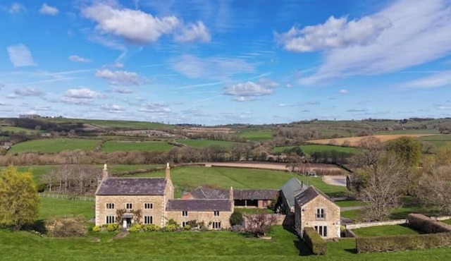 Cotswold Farmhouse – Rural Views, Space & Group Stays for Up to 10