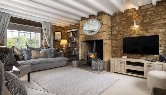 Cotswold stone holiday cottage with a superb garden near Moreton-in-Marsh - Knoll Cottage
