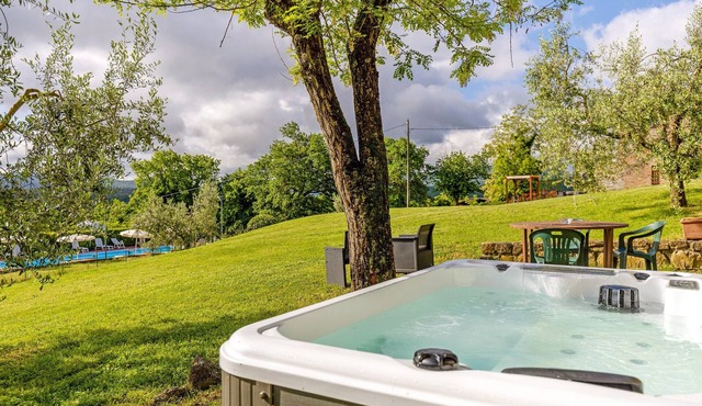 Cottage 'Nel Verde Con Jacuzzi' with Shared Pool and Shared Garden