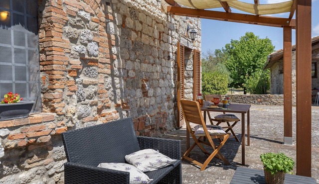 Cottage 'Rustico Toscano' with Shared Pool, Shared Garden and Wi-Fi