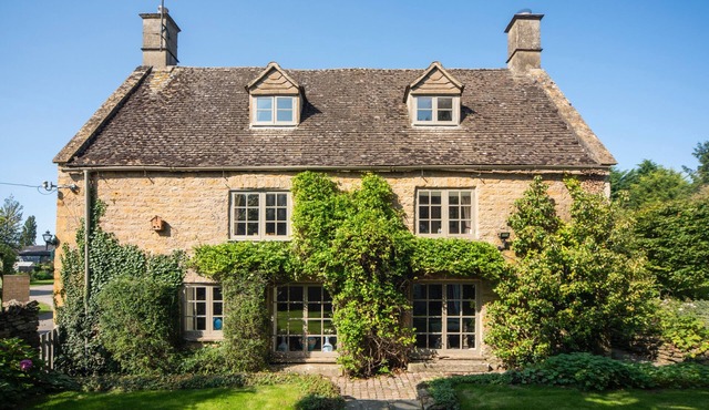Cottage Sleeps 6 with Parking and Garden
