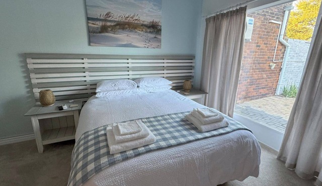 Cottage - Sleeps 4 - Pet friendly - Pool - Parking