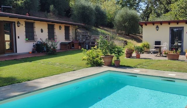 Cottage with Pool in the Green