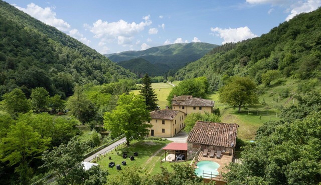 Country House/Farm House in Poggiolo-salaiole with 6 bedrooms sleeps 14