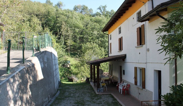 Country house in the middle of the countryside but 30 minutes from reggio and d from RCF arena