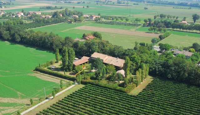 Country house between Parma and Reggio Emilia w/Wifi and swimming pool
