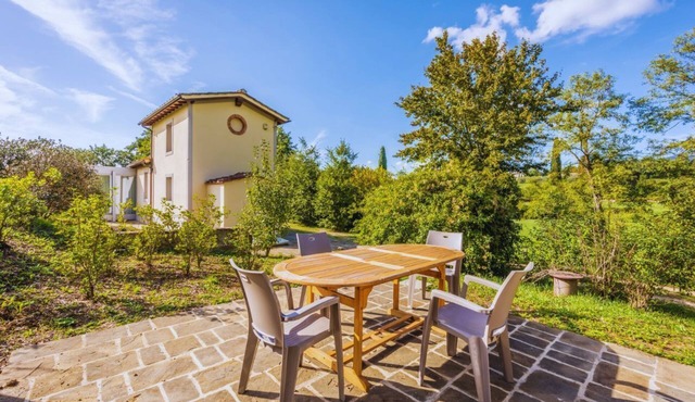 Country House with heated pool near the center