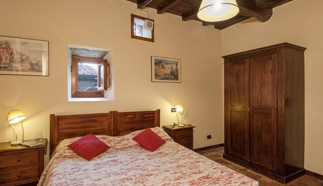 Country house with pool, in the hills between Florence and Arezzo