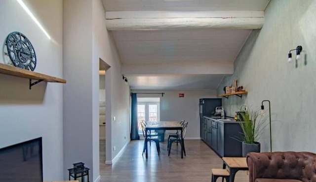 Court 2 apartment in the center with private parking