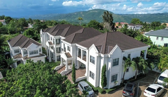Cozy 1-bedroom apartment in perfect Mandeville with AC and gym access
