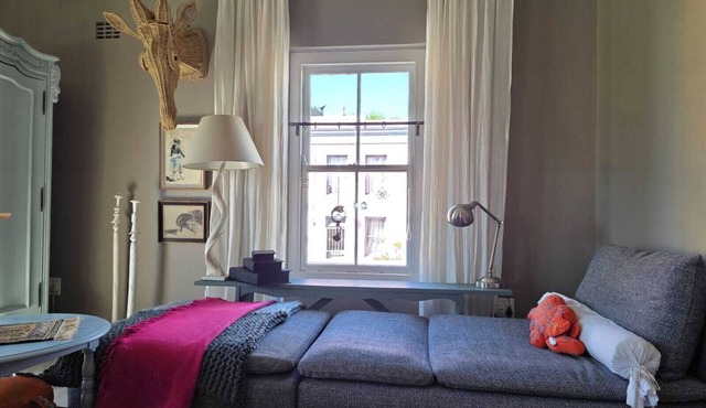 Cozy 1-bedroom apartment in brilliant central Cape Town with AC
