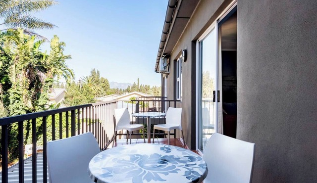 Cozy 1-bedroom bed & breakfast in peaceful Paarl with AC