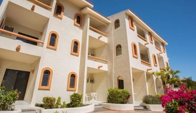 Cozy 1BR Condo Near Las Palmas Park