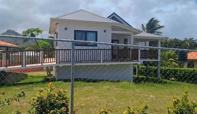 Cozy 2-bedroom house in fantastic Gros Islet with AC