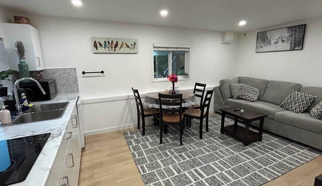 Cozy 2BR Garden Suite w/Private Yard & EV Charger near Grouse Mountain & Trails