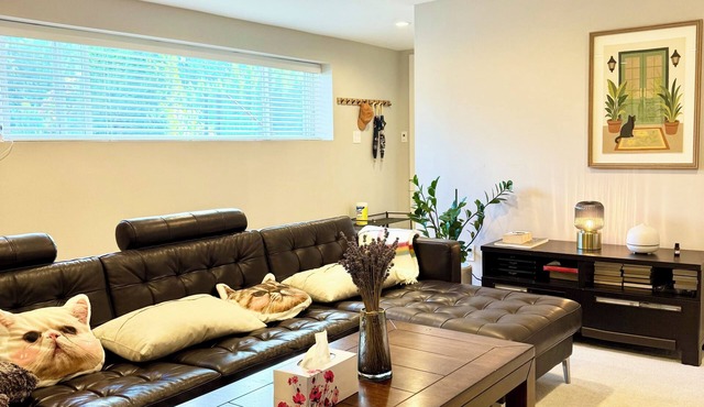 Cozy 2BR West Van Guest Retreat Near Beach, Parks & Transit