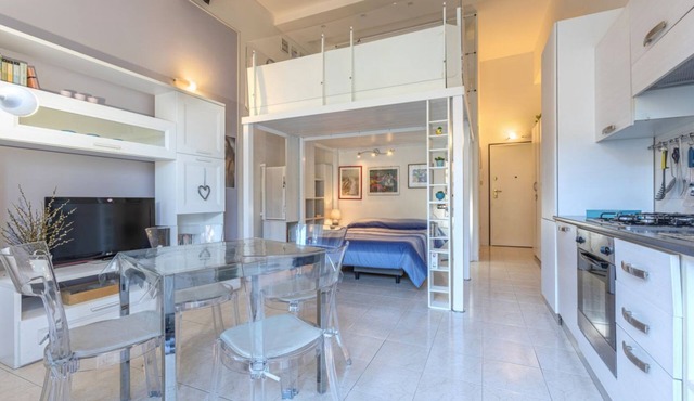 Cozy 39m2 studio, ideal for an adult and a child up to 10 years old, located on the ground floor in lively Bolognina district. The location is strategic: the Fair, Tecnopolo & ring road are easily reachable, as are Central Station, the new Municipality h