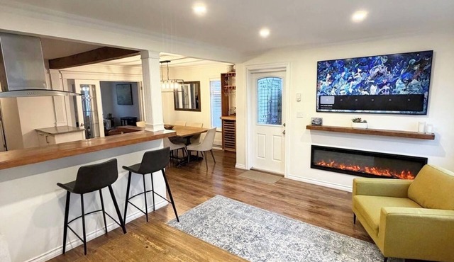 Cozy 3BDR Heritage House close to Beaches, Mountains & Downtown