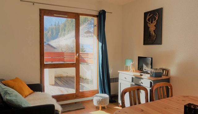 Cozy 3BR Apartment for 4-6 with Terrace, Pool Access, and Mountain Views in Arêches-Beaufort