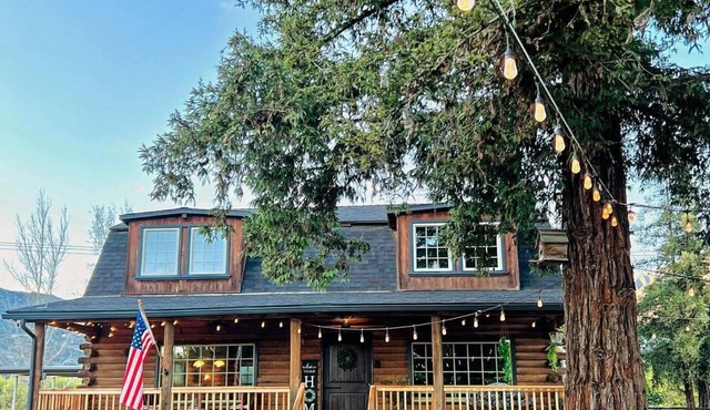 Cozy 4-bedroom cabin in peaceful ranch setting with WiFi, AC