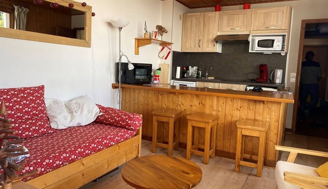 Cozy 4-Person Apartment, 50m from Slopes & Shops, Balcony with Mountain View!