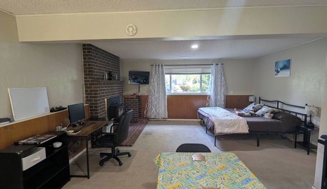 Cozy and Private studio in charming Kirkland near the lake, parks and grocery