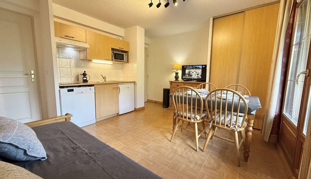 Cozy apartment in Flumet with ski-in access