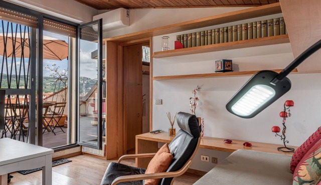 Cozy apartment with a panoramic terrace overlooking Florence! The living area with a windowed kitchenette and single sofa bed offers comfort and practicality. The double bedroom with a private bathroom ensures privacy and relaxation. The kitchen is equip
