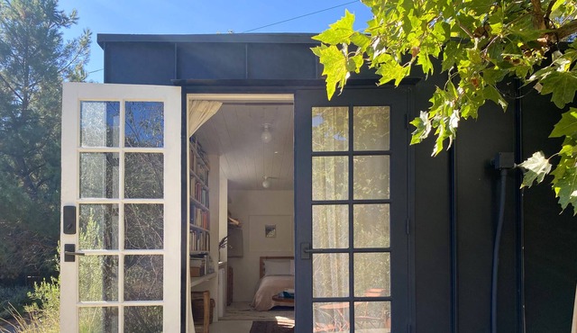 Cozy Cabin with beautiful views to the Topanga mountains! Minutes to the beach.