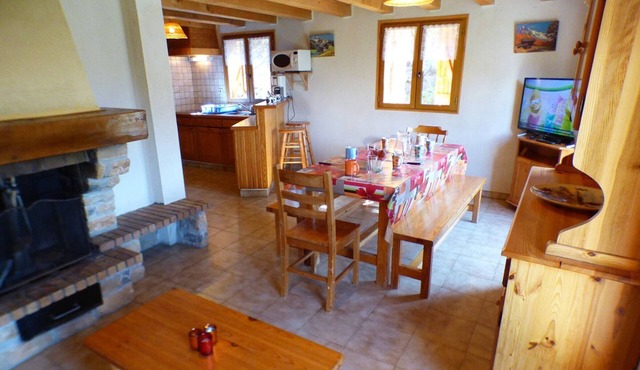 Cozy Chalet in the Forest, Near Slopes, Sleeps 8, Terrace, 3 Bedrooms