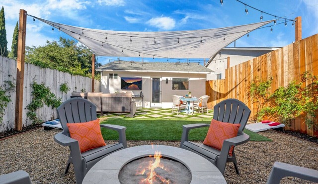 Cozy Cottage, Brand NEW, Private Yard, Walk to All